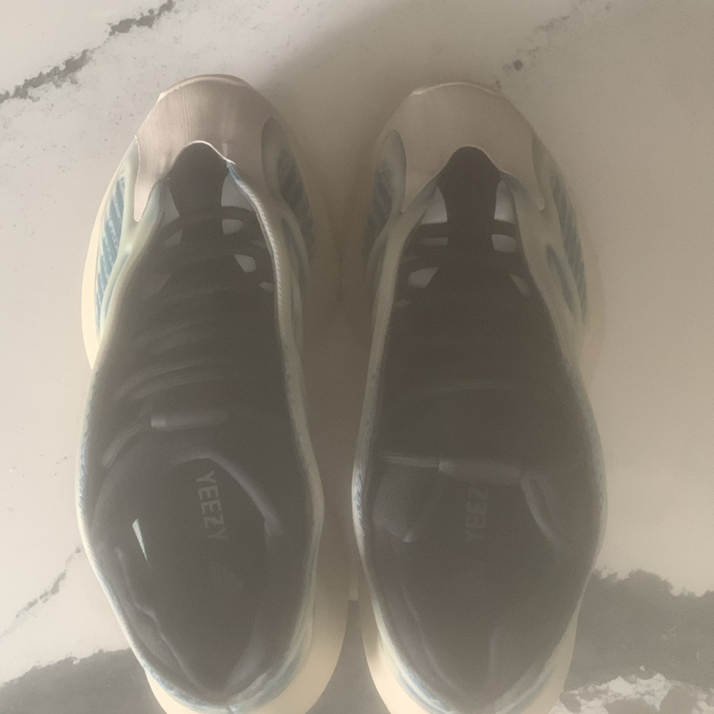 Yeezy - Picture 7 of 11